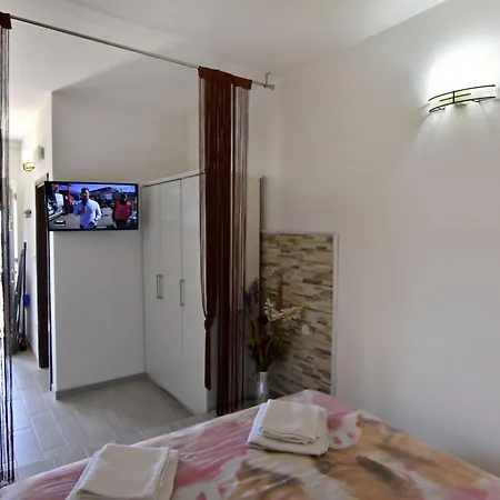Compact With Sea Views And Bbq Apartmán