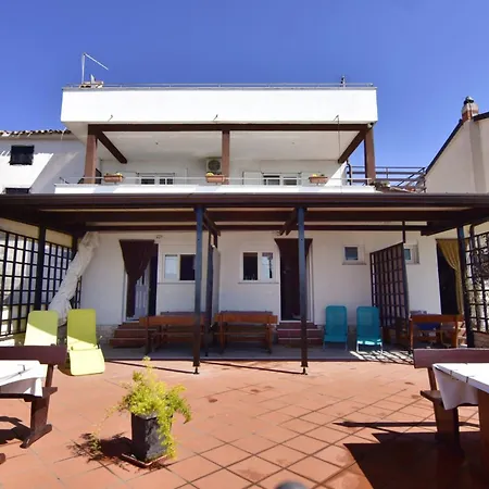 Compact With Sea Views And Bbq Apartmán