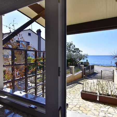 Compact With Sea Views And Bbq *