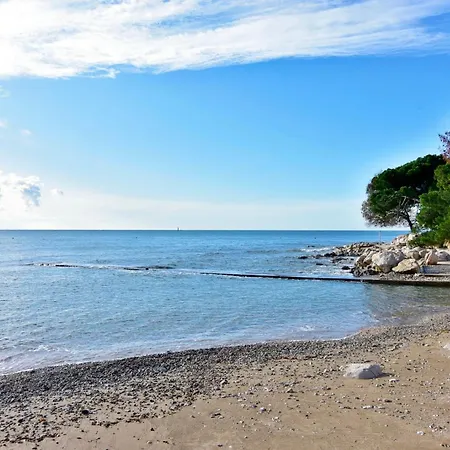 Compact With Sea Views And Bbq Apartmán